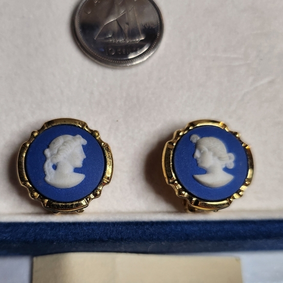Vintage Wedgwood Blue Jasperware Clip On Earrings No/Box - Picture 8 of 8